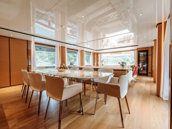 EROLIA Custom Line 120 - indoor dining area EROLIA Custom Line 120 - indoor dining area