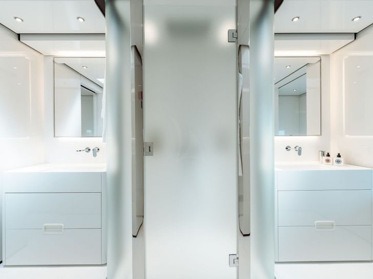 EROLIA Custom Line 120 - master cabin bathroom EROLIA Custom Line 120 - master cabin bathroom