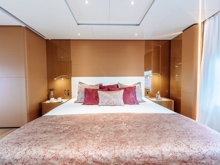 EROLIA Custom Line 120 - master cabin bed EROLIA Custom Line 120 - master cabin bed