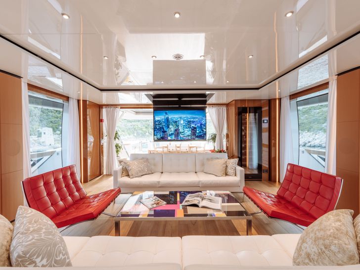 EROLIA Custom Line 120 - saloon seating area EROLIA Custom Line 120 - saloon seating area