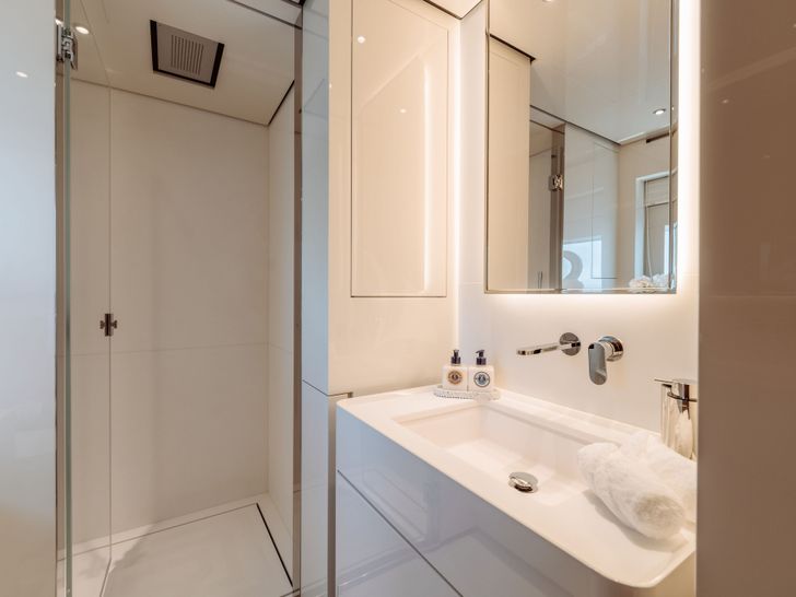 EROLIA Custom Line 120 - twin cabin 1 bathroom EROLIA Custom Line 120 - twin cabin 1 bathroom