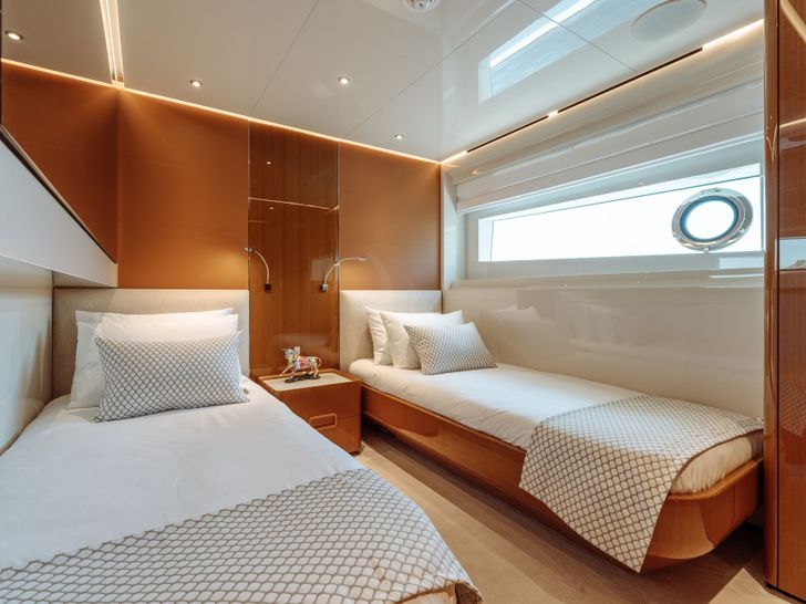 EROLIA Custom Line 120 - twin cabin 1 EROLIA Custom Line 120 - twin cabin 1