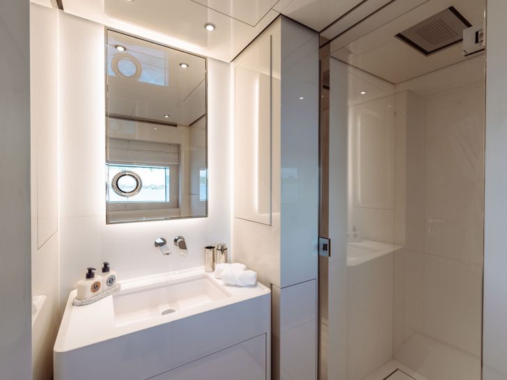 EROLIA Custom Line 120 - twin cabin 2 bathroom EROLIA Custom Line 120 - twin cabin 2 bathroom