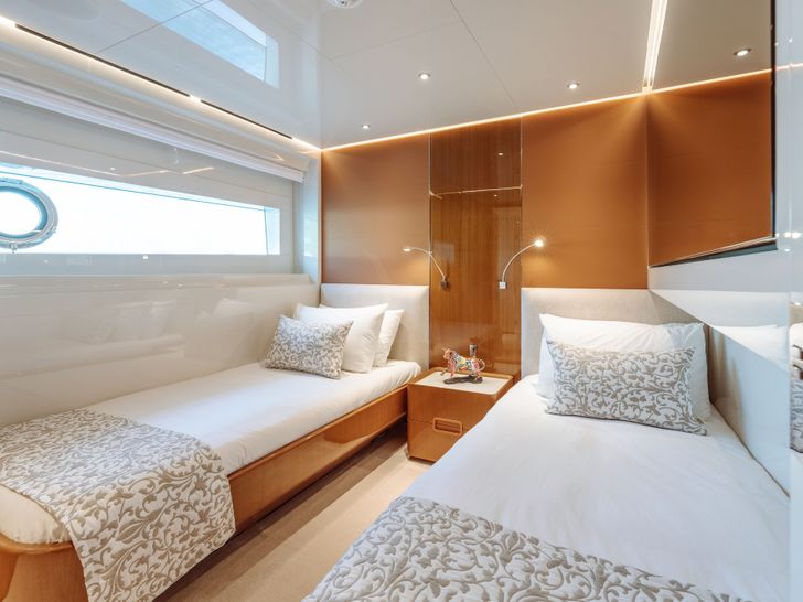 EROLIA Custom Line 120 - twin cabin 2 EROLIA Custom Line 120 - twin cabin 2