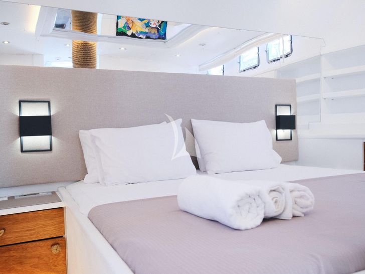 ESCAPE Gulet 27m master cabin bed