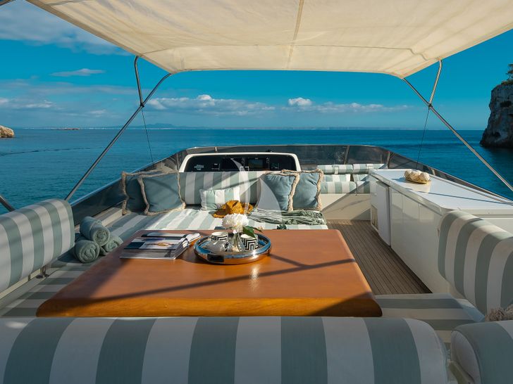 ESSOESS Alalunga 78 - sun deck seating and dining ESSOESS Alalunga 78 - sun deck seating and dining