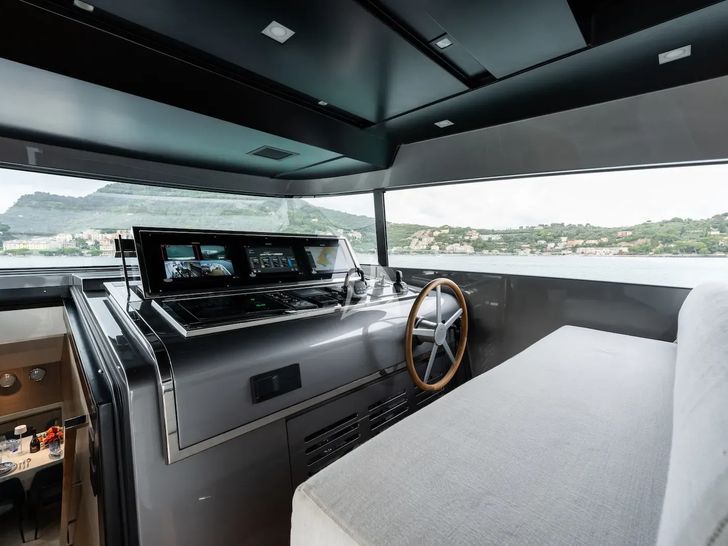 ESTIA Sanlorenzo SX88 - flybridge cockpit ESTIA Sanlorenzo SX88 - flybridge cockpit