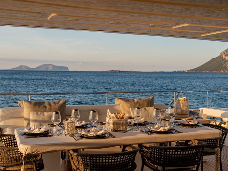 ETHNA Yacht Dining