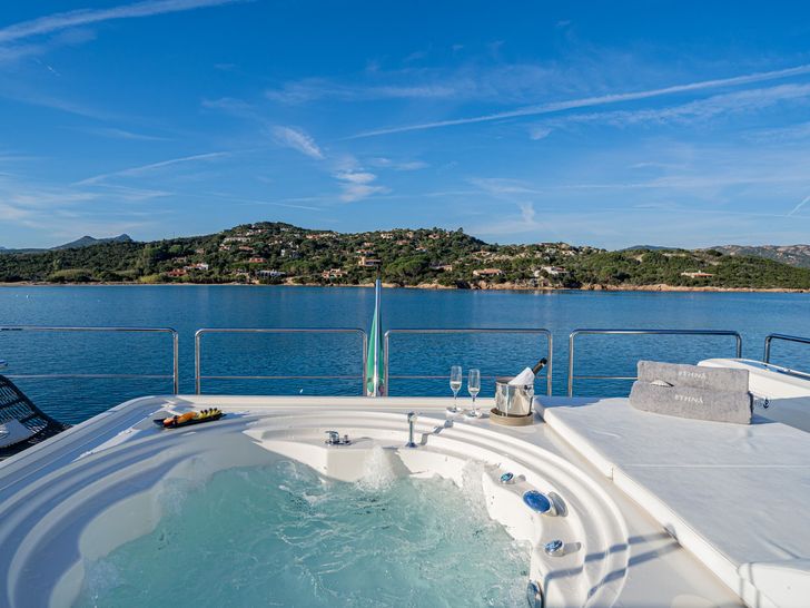 ETHNA Yacht Jacuzzi 1