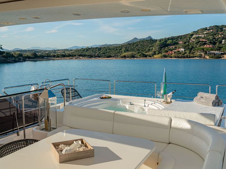 ETHNA Yacht Jacuzzi