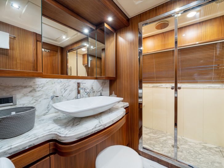 ETHNA Yacht Masterbath