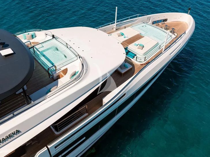 EVA4EVA Mangusta Oceano 44m - foward jacuzzis EVA4EVA Mangusta Oceano 44m - foward jacuzzis
