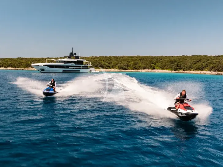 EVA4EVA Mangusta Oceano 44m - jet skiing EVA4EVA Mangusta Oceano 44m - jet skiing