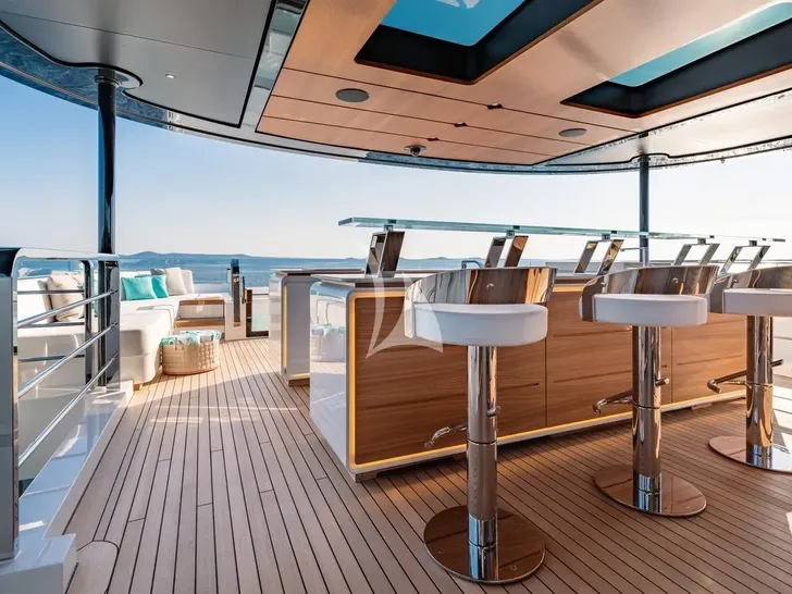 EVA4EVA Mangusta Oceano 44m - sundeck bar EVA4EVA Mangusta Oceano 44m - sundeck bar