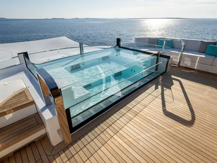 EVA4EVA Mangusta Oceano 44m - sundeck jacuzzi EVA4EVA Mangusta Oceano 44m - sundeck jacuzzi