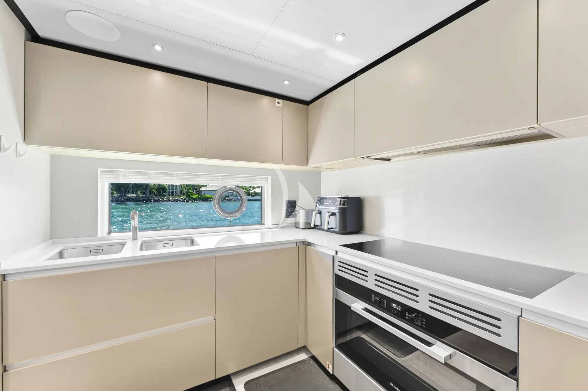 EVEXIAS I Ferretti Custom Line 106 - galley
