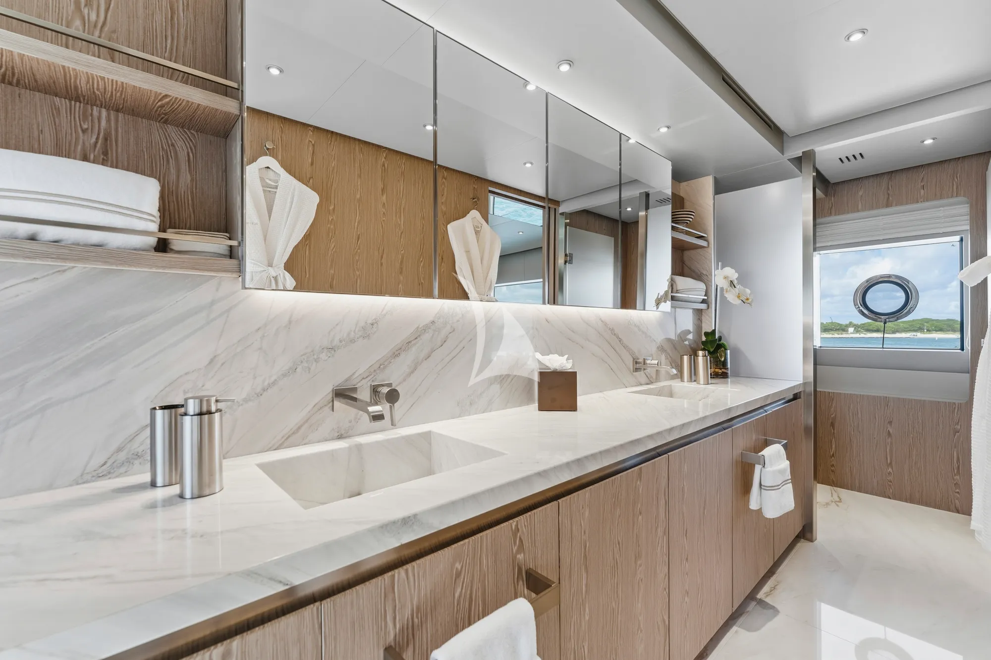 EVEXIAS I Ferretti Custom Line 106 - master cabin bathroom