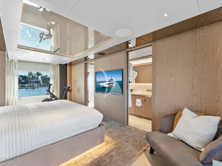 EVEXIAS I Ferretti Custom Line 106 - master cabin bed and TV EVEXIAS I Ferretti Custom Line 106 - master cabin bed and TV