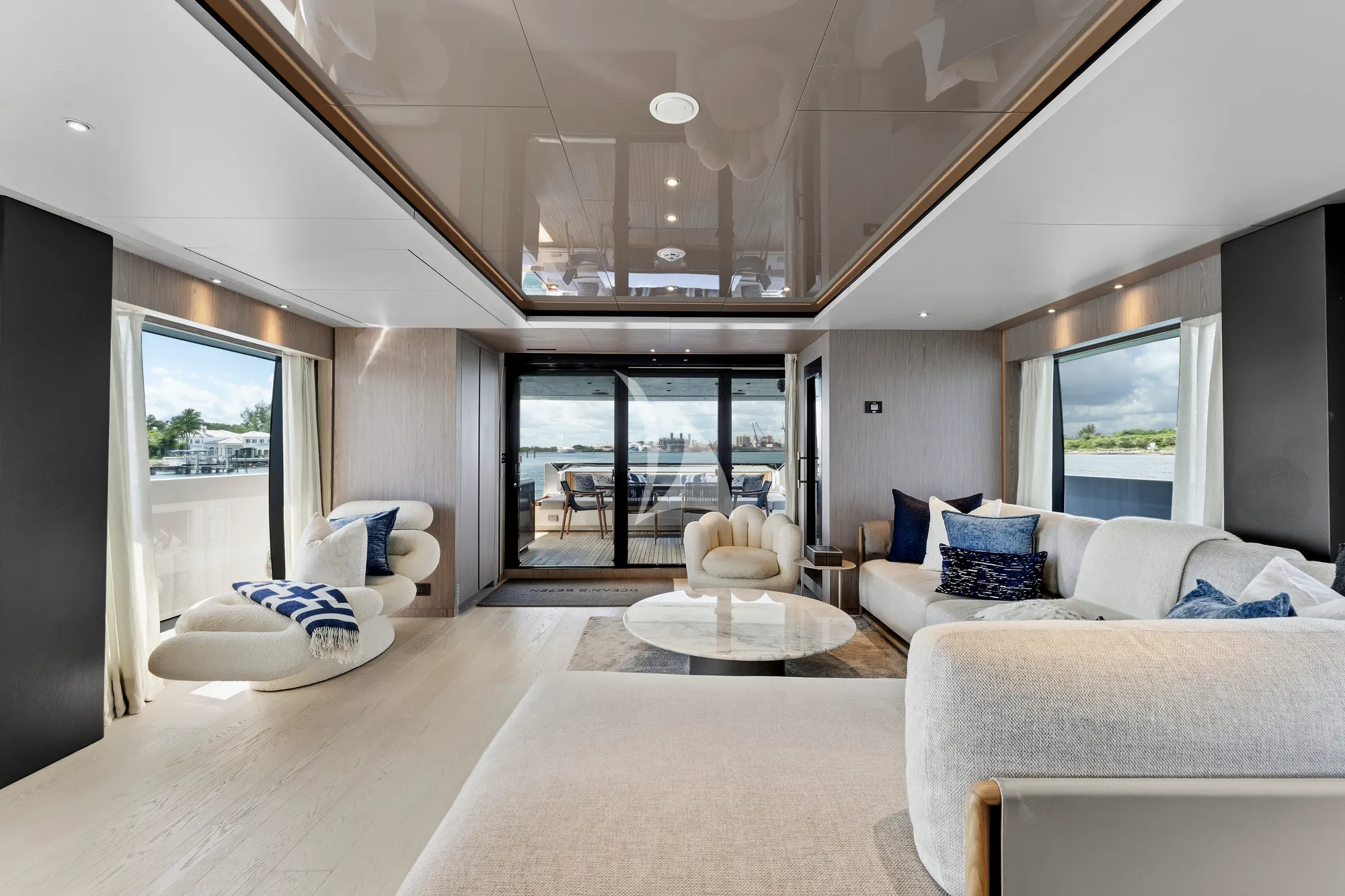 EVEXIAS I Ferretti Custom Line 106 - saloon lounge