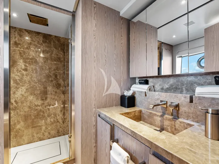 EVEXIAS I Ferretti Custom Line 106 - twin cabin 2 bathroom EVEXIAS I Ferretti Custom Line 106 - twin cabin 2 bathroom
