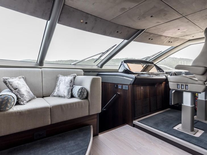 EXIT Sunseeker 90 Ocean - cockpit EXIT Sunseeker 90 Ocean - cockpit