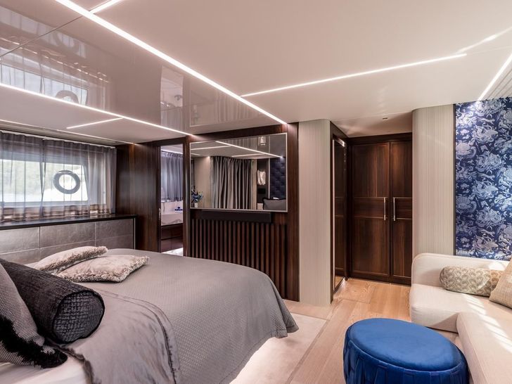 EXIT Sunseeker 90 Ocean - master cabin bed and couch EXIT Sunseeker 90 Ocean - master cabin bed and couch