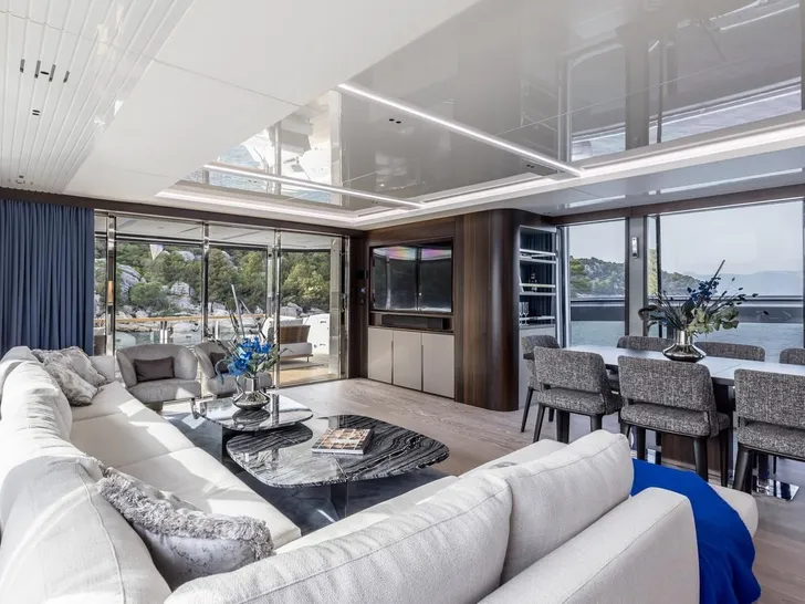 EXIT Sunseeker 90 Ocean - saloon seating and dining area EXIT Sunseeker 90 Ocean - saloon seating and dining area