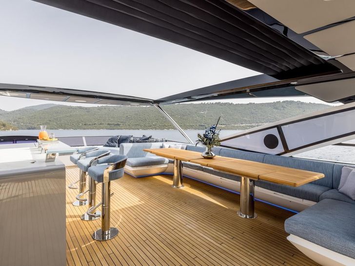 EXIT Sunseeker 90 Ocean - sun deck bar and lounge EXIT Sunseeker 90 Ocean - sun deck bar and lounge