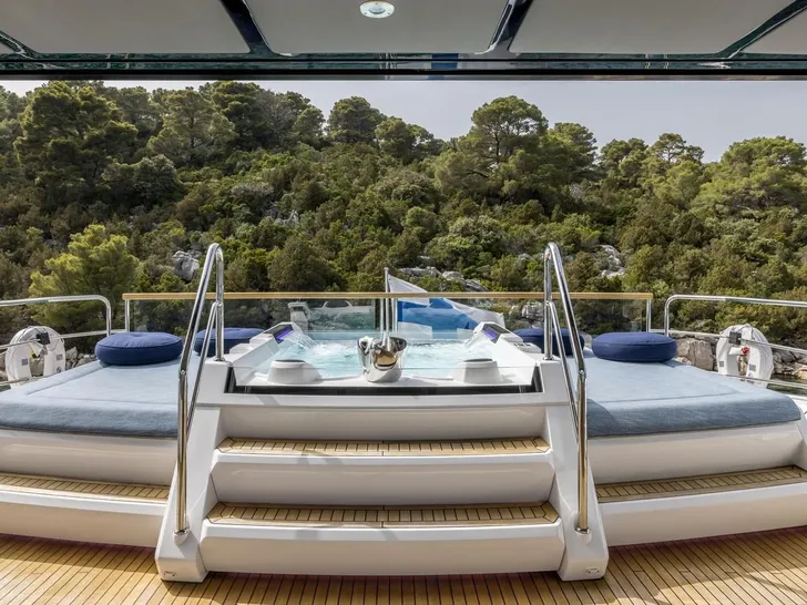 EXIT Sunseeker 90 Ocean - sun deck jacuzzi area EXIT Sunseeker 90 Ocean - sun deck jacuzzi area