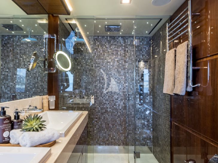 EXPERIENCE Princess 98 - master cabin bathroom EXPERIENCE Princess 98 - master cabin bathroom