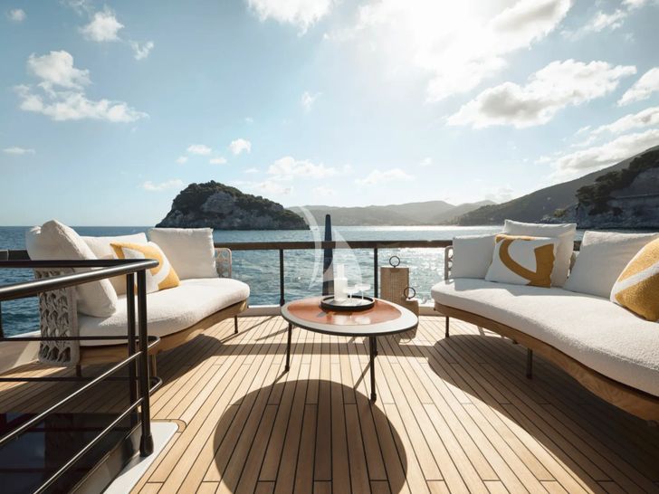 EXPLORA Azimut Fly 82 - flybridge lounge EXPLORA Azimut Fly 82 - flybridge lounge