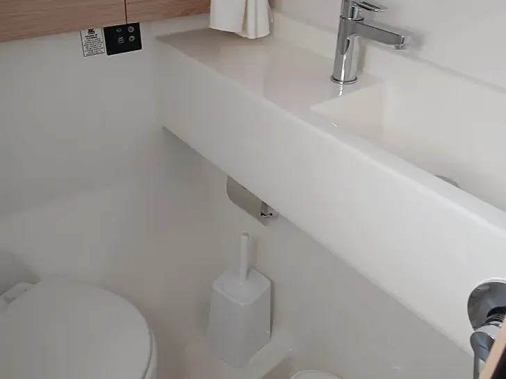 EXTRA MILE Beneteau First 53 - cabin 2 bathroom EXTRA MILE Beneteau First 53 - cabin 2 bathroom