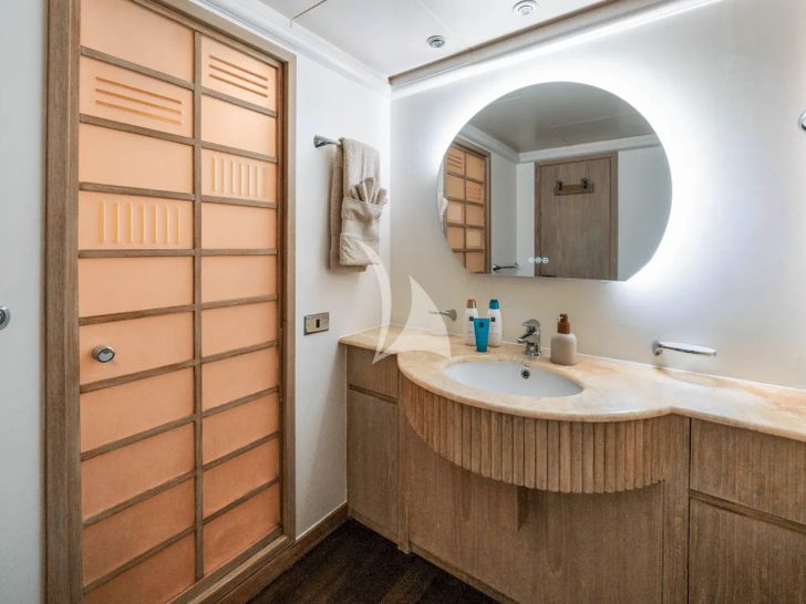 FAITH Tecnomar 32m - master cabin bathroom FAITH Tecnomar 32m - master cabin bathroom