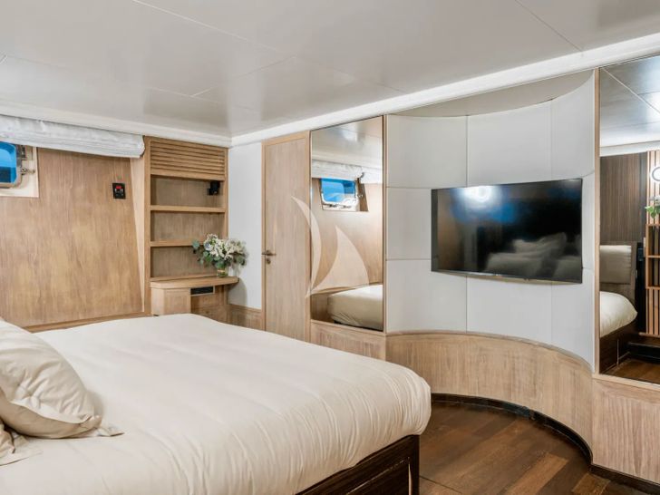 FAITH Tecnomar 32m - master cabin bed and TV FAITH Tecnomar 32m - master cabin bed and TV