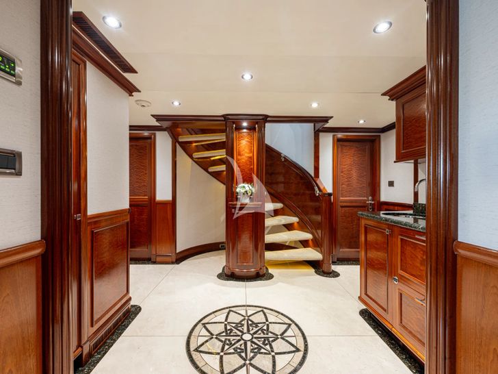 FAR FROM IT Richmond 142 - cabin deck foyer FAR FROM IT Richmond 142 - cabin deck foyer