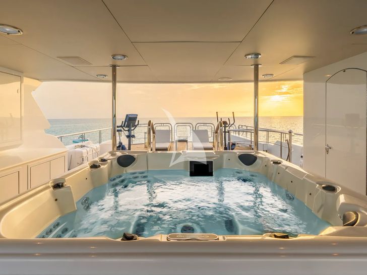 FAR FROM IT Richmond 142 - sundeck jacuzzi FAR FROM IT Richmond 142 - sundeck jacuzzi