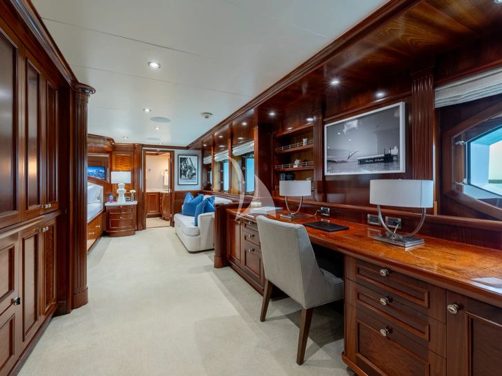FAR FROM IT Richmond 142 - master cabin office FAR FROM IT Richmond 142 - master cabin office