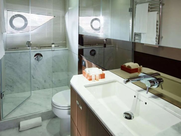 FAR&AWAY Princess 66 - master cabin bathroom FAR&AWAY Princess 66 - master cabin bathroom