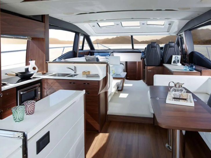 FAR&AWAY Princess 66 - saloon FAR&AWAY Princess 66 - saloon