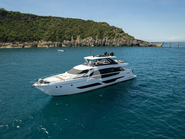 FAST Ferretti 860 - anchored FAST Ferretti 860 - anchored