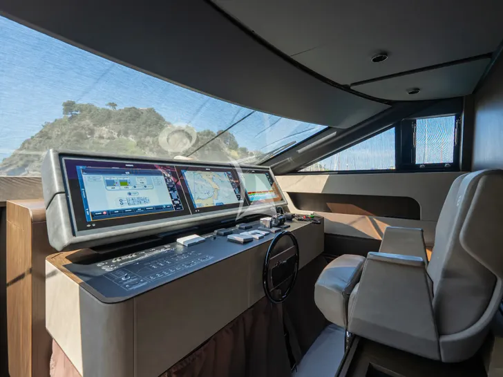 FAST Ferretti 860 - cockpit FAST Ferretti 860 - cockpit