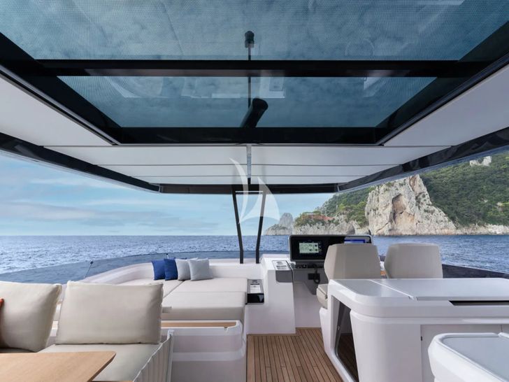 FAST Ferretti Yachts 860 - flybridge helm FAST Ferretti Yachts 860 - flybridge helm