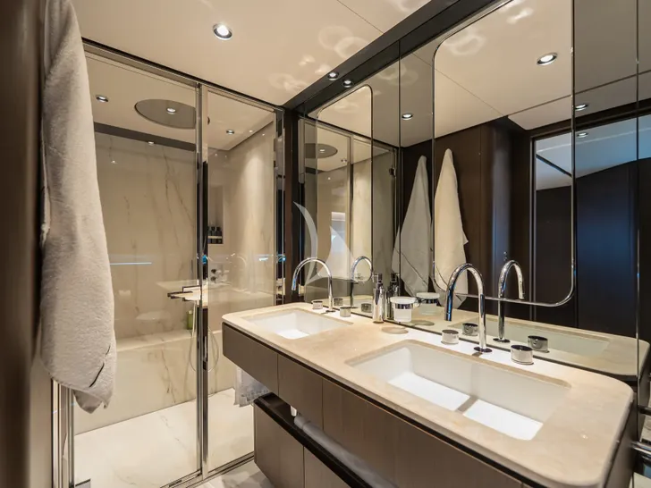 FAST Ferretti 860 - master cabin bathroom FAST Ferretti 860 - master cabin bathroom