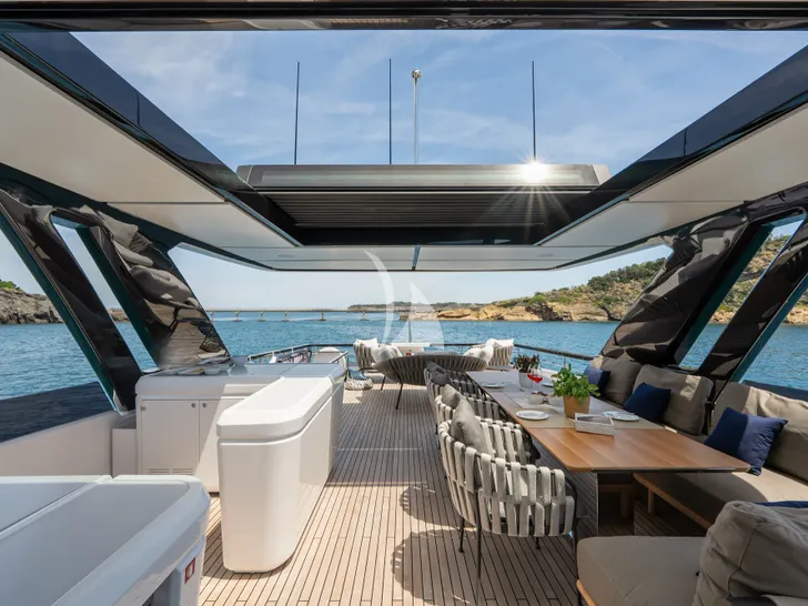 FAST Ferretti 860 - sundeck dining area and bar FAST Ferretti 860 - sundeck dining area and bar