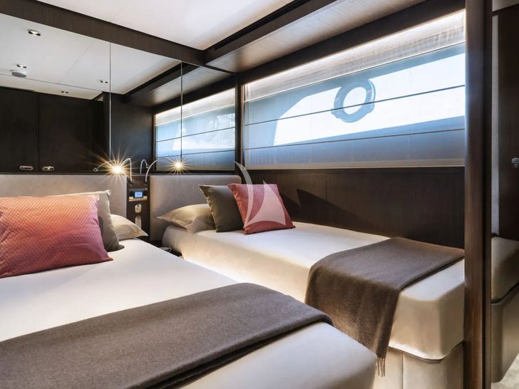 FAST Ferretti Yachts 860 - twin cabin FAST Ferretti Yachts 860 - twin cabin