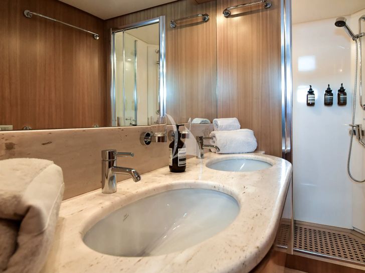 FASTER Sanlorenzo 88 - master cabin bathroom FASTER Sanlorenzo 88 - master cabin bathroom