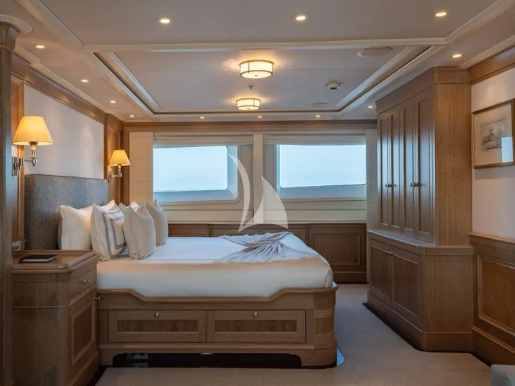 FABULOUS CHARACTER Holland Jachtbouw 42m - master cabin bed FABULOUS CHARACTER Holland Jachtbouw 42m - master cabin bed