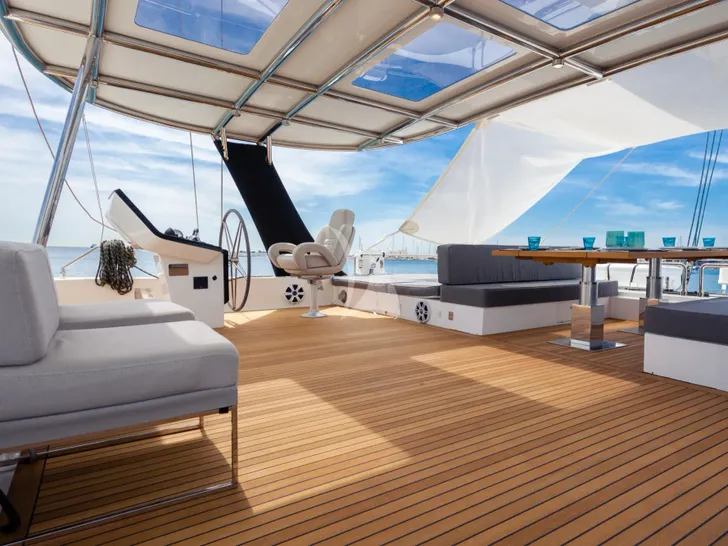 FEEL THE BLUE Sunreef 60 - flybridge seating and helm FEEL THE BLUE Sunreef 60 - flybridge seating and helm