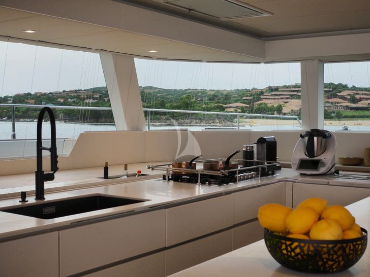 FEEL THE BLUE Sunreef 60 - galley FEEL THE BLUE Sunreef 60 - galley