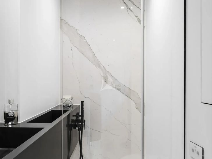 FEEL THE BLUE Sunreef 60 - shower area FEEL THE BLUE Sunreef 60 - shower area